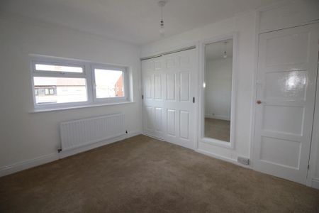 3 bedroom end of terrace house to rent - Photo 3