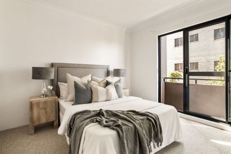 Three Bedroom Townhouse with Parking - Unfurnished - Photo 2