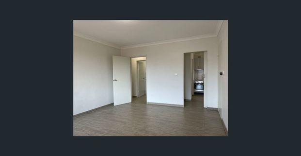 Spacious Modern Residence In A Central Location - Photo 1