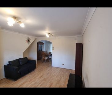 3 Bed Semi-Detached House, Gables Close, SE12 - Photo 4