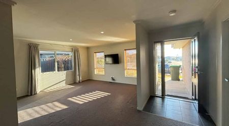 3 BEDROOM - CROMWELL - Photo 3