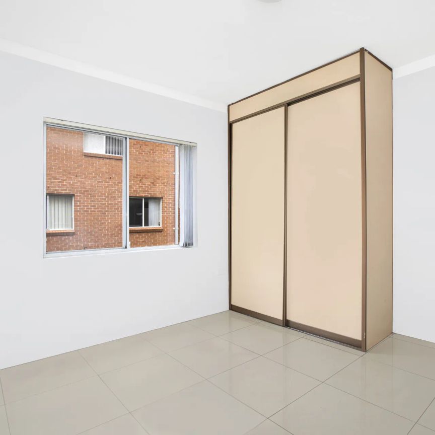 Well Presented Unit In Ultra Convenient Location - Photo 1