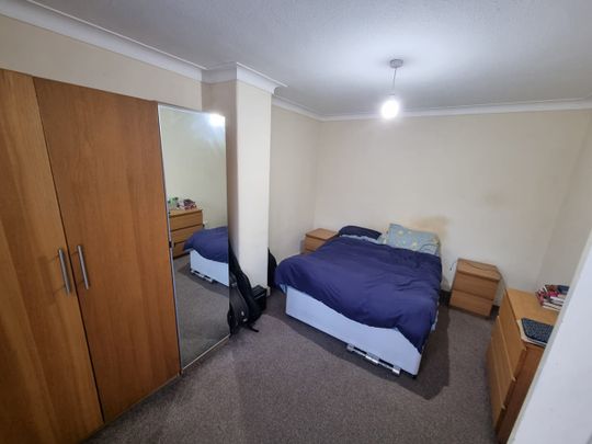 1 Bed Flat, Singleton Court, M25 - Photo 1