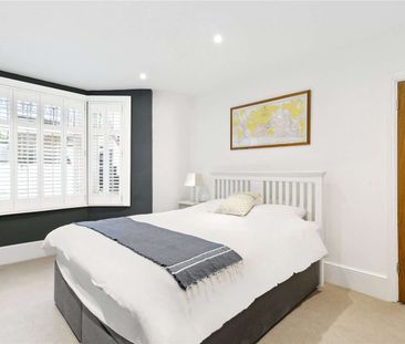 A beautifully presented one bedroom garden flat on Cologne Road, close to Clapham Junction Station. - Photo 1