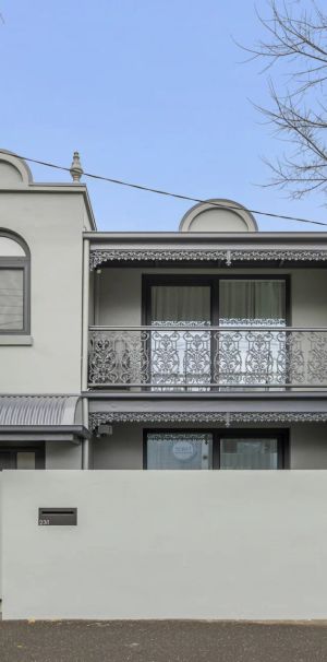 Refined South Melbourne Living - Photo 2