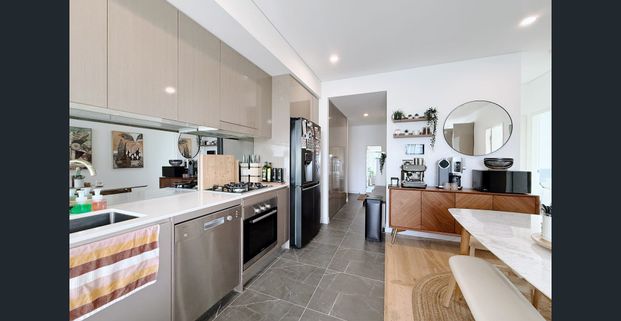 Modern Two-Bedroom Apartment with Separate Study & Leafy Outlook - Photo 1