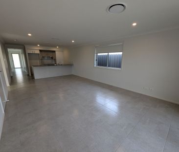 Modern 4 Bedroom Home - Photo 2