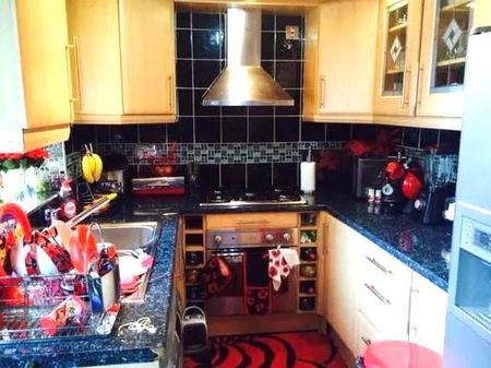 4 bedroom terraced house to rent - Photo 5