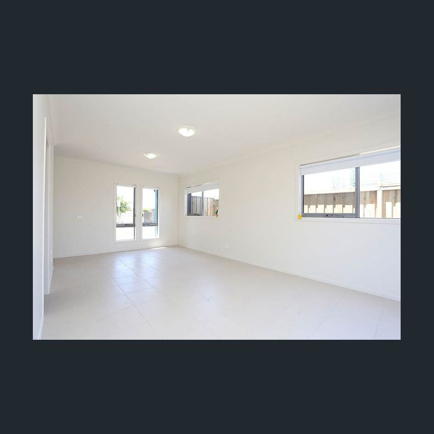 Low maintenance living! - Photo 1