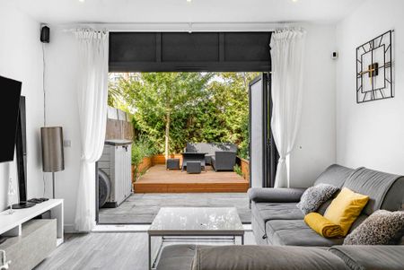 3 Bed Terraced House, South End, CR0 - Photo 2