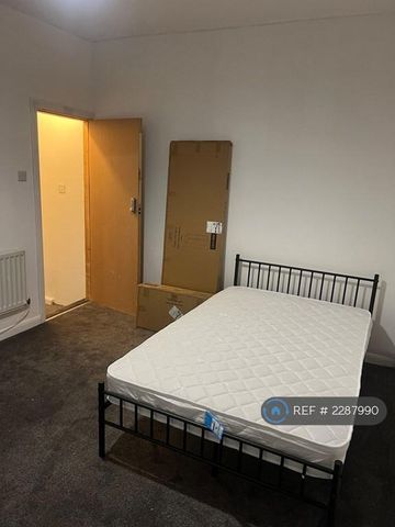 1 bedroom in a house share to rent - Photo 3