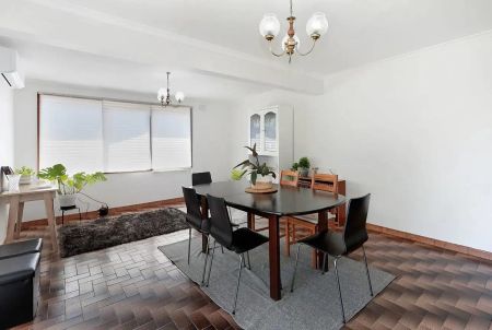 “Spacious retro style home” - Photo 2