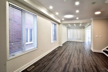 For Lease - 107 Laramie Crescent, Vaughan, Ontario - Photo 4