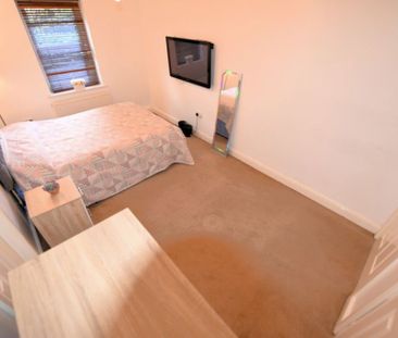 2 bedroom Flat in Flat 3, Leeds - Photo 1