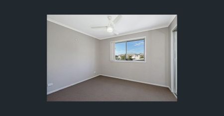 Spacious & Stylish Townhouse Opposite Brightwater Lake - Photo 5