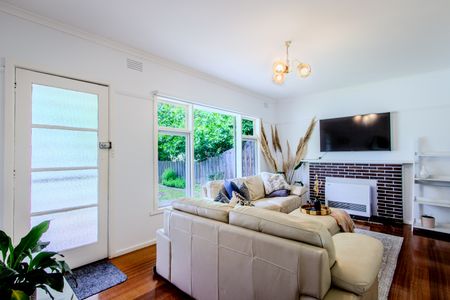 33 Old Lilydale Road, Ringwood East VIC 3135 - House For Rent | Domain - Photo 2