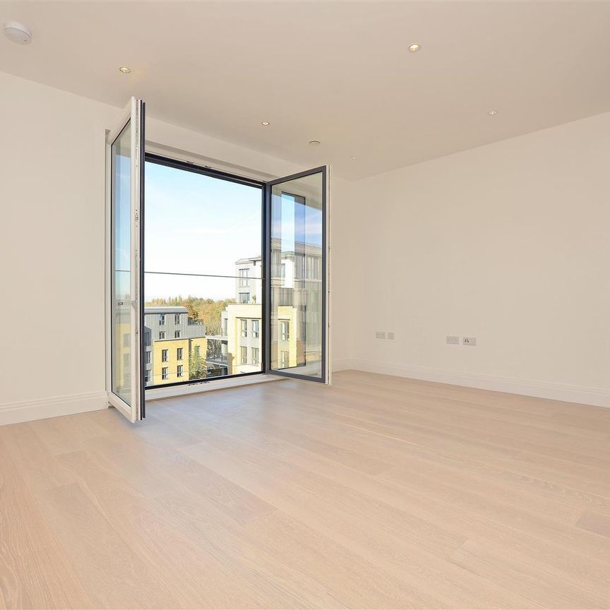 Pinewood Gardens, Teddington, TW11 - Photo 1