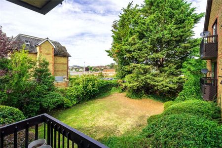 A modern two bedroom first floor flat with parking in Wimbledon town. - Photo 5