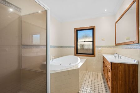 Spacious 4 Bedroom Home with Swimming Pool! - Photo 5