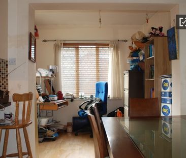 Decorated room in shared apartment in Donaghmede, Dublin - Photo 6