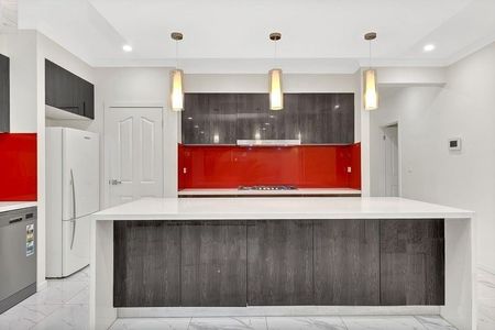 Large Spacious Family Home! - Photo 2