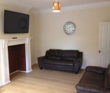 Amazing 5 Bedroom Student House - Photo 3