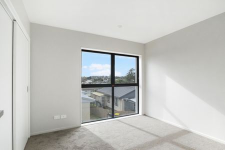 Four bedroom home in Manukau! - Photo 2