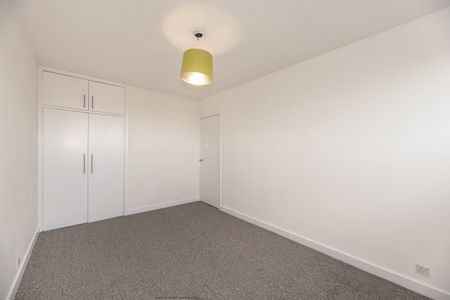 3 Bed Flat, Arnal Crescent, SW18 - Photo 5