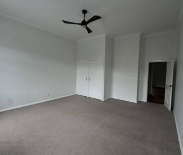 Modern two bedroom located in the heart of town! - Photo 1