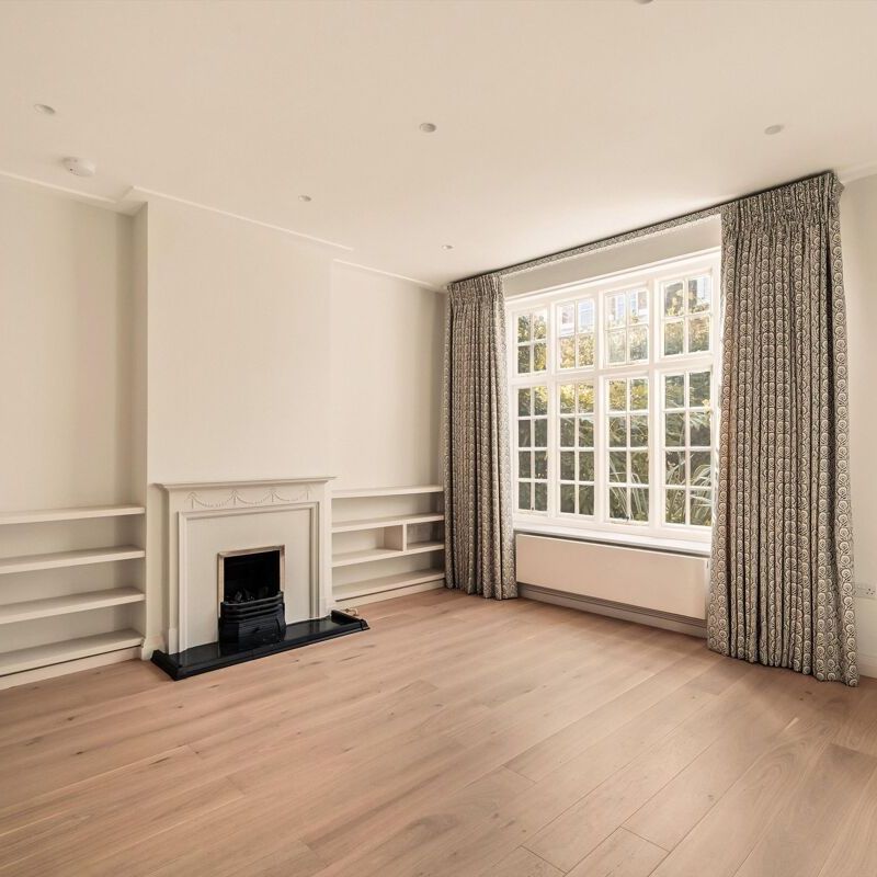 An impressive house arranged over three floors, offering approximately 2,242 sq ft of well-balanced living space, ideally located on a quiet residential street in Chelsea - Photo 1