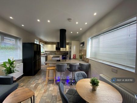 1 bedroom in a house share to rent - Photo 2