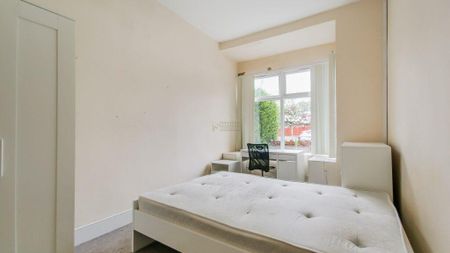 4 bedroom end of terrace house to rent - Photo 4