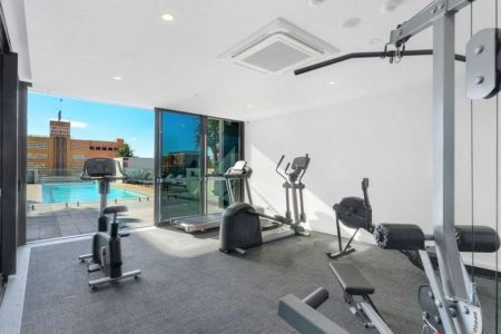 Modern Spacious Two Bedroom Apartment - Photo 2