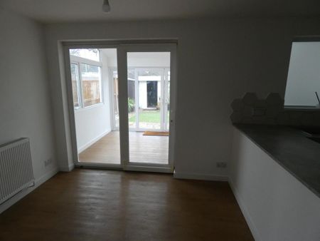 3 bedroom semi-detached house to rent - Photo 2