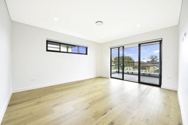 Family duplex epitomising urban luxury & minimalist design sophistication - Photo 1
