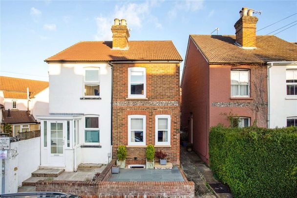 An immaculately presented semi detached home in the heart of Guildford town centre. - Photo 1