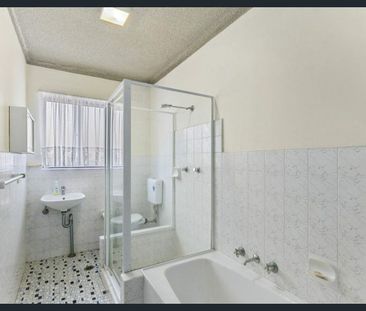 2 Bedroom unit in the heart of The Entrance - Photo 3