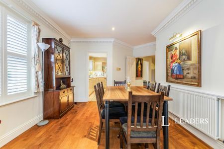 3 bedroom flat to rent - Photo 4