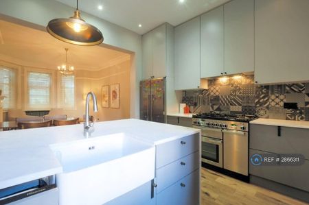 3 bedroom flat to rent - Photo 3