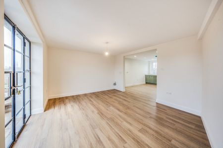 Flat to rent - Lewisham High Street, London, SE13 - Photo 2