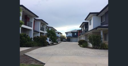 SUPERB 3 BEDROOM TOWNHOUSE IN THORNESIDE - Photo 3