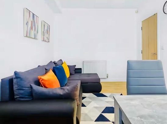 2 Bed Flat, Dickenson Road, M14 - Photo 1