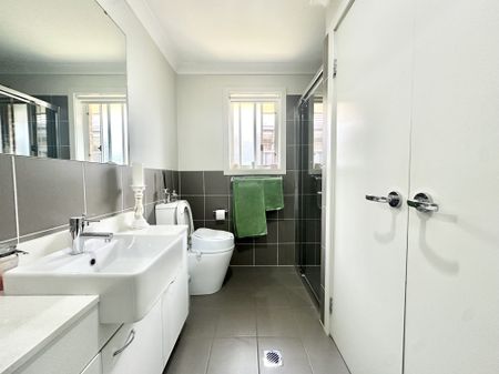 Modern and Low Maintenance living in Peaceful Elderslie - Photo 5