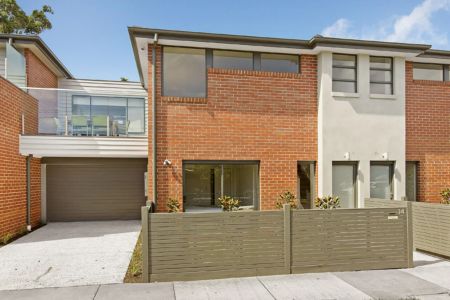 STREET FRONT PRIVATE TOWNHOUSE, WALKING DISTANCE TO SOUTHLAND! - Photo 2