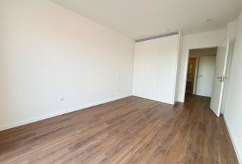 2 bedroom flat like new near the Wisteria Shopping Center!