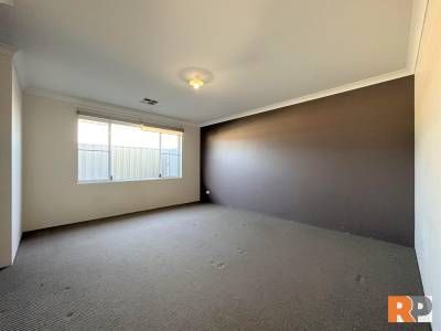 Large Family Home Close to Schools, Shops & Transport - Photo 4