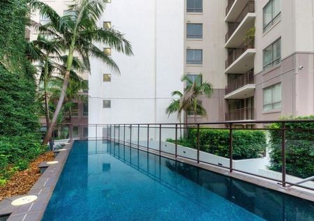 Modern 2 Bedroom Unit in Prime CBD Location - Walk to Everything - Photo 2