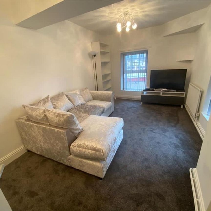 3 bedroom Flat To Let - Photo 1