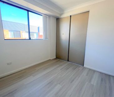 Newly Renovated 2 bedroom timber floor unit available - Perfect for... - Photo 4