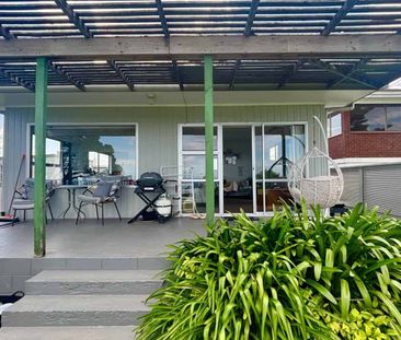 Amazing Seaview's Spacious Family Home - Photo 5